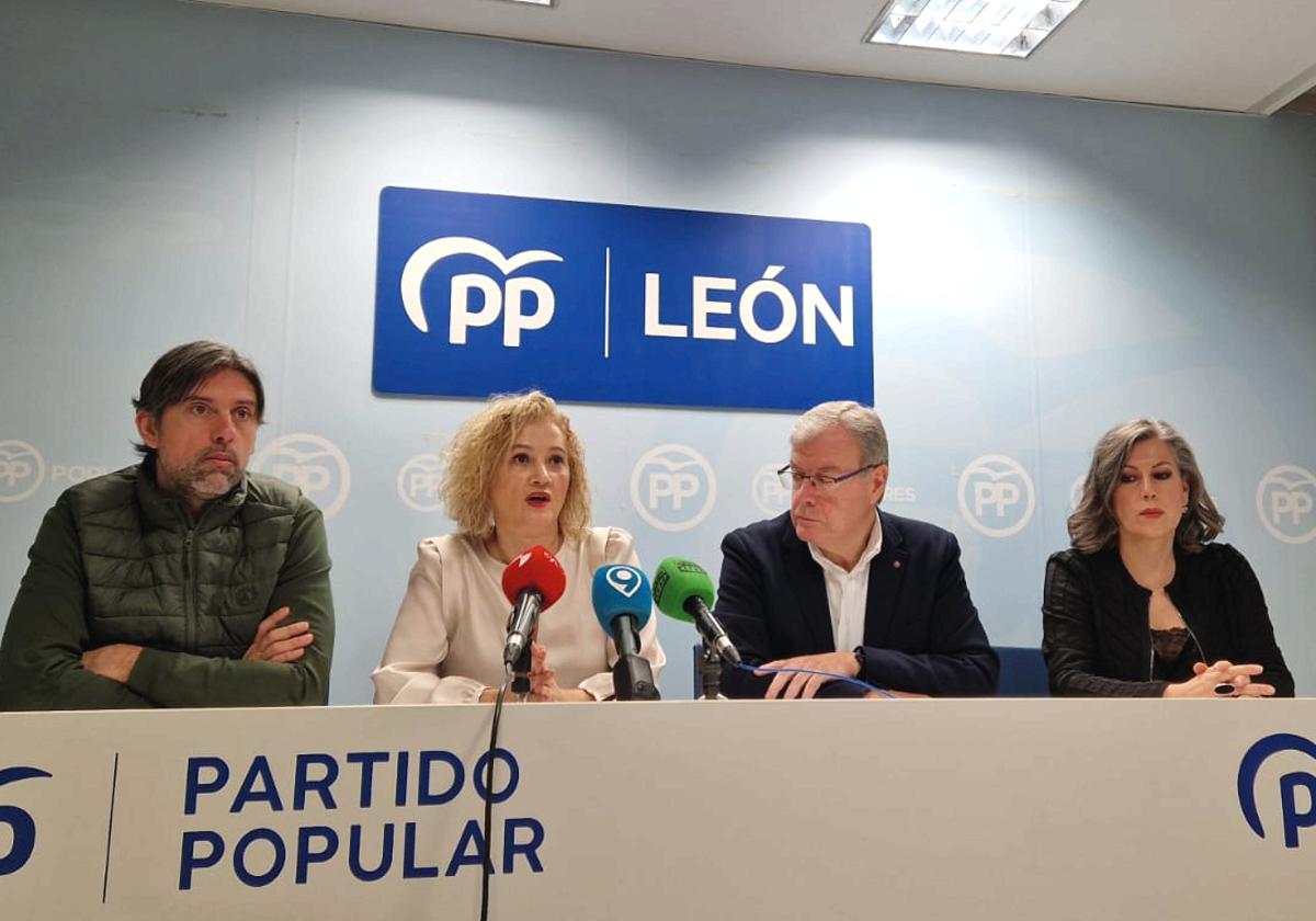 Parlamentarios nacionales del PP durante una rueda de prensa en la sede de la capital leonesa.