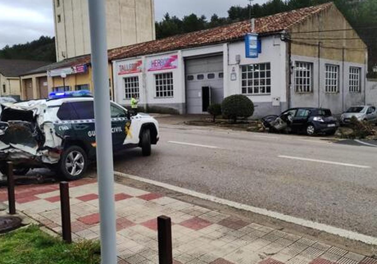 Así quedaron los vehículos destrozados por el camionero a la fuga en Soria.