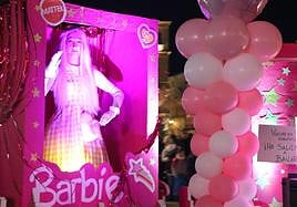 Barbie, en una caja, saluda a León en el desfile de Carnaval.