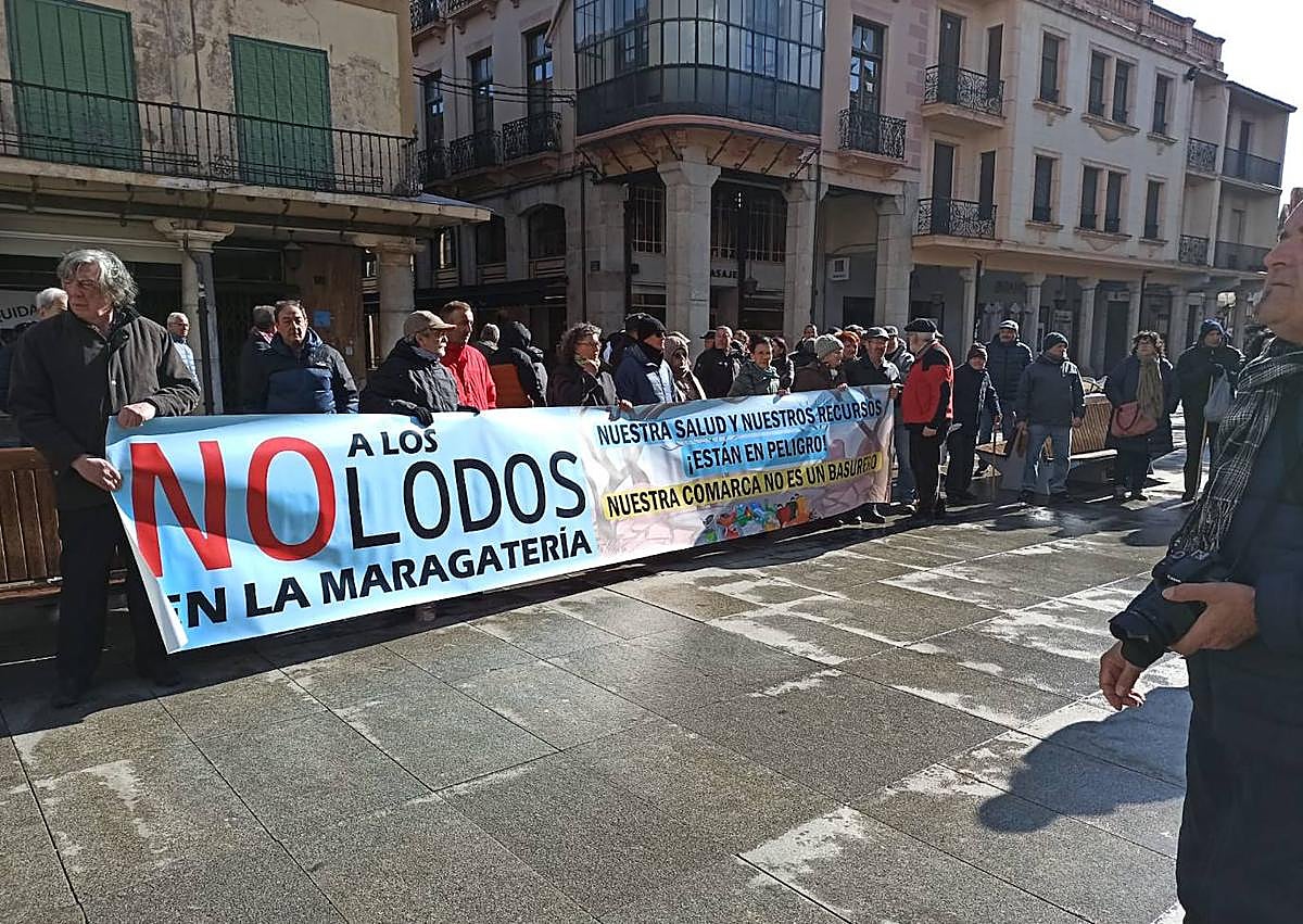 Imagen secundaria 1 - Santiago Millas dice desde Astorga «no a los lodos»