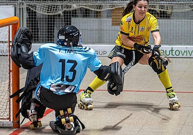 Otra imagen del enfrentamiento con la portera berciana.