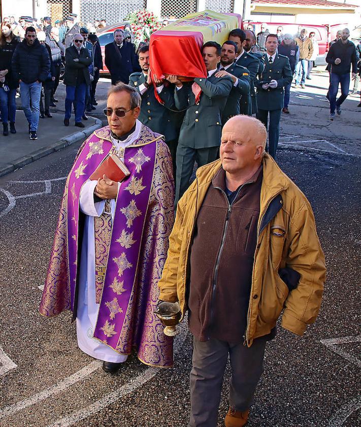 Imagen secundaria 2 - Varios momentos de la despedida de David Pérez en Nogarejas. 