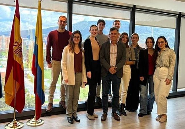 Con los compañeros en la embajada.