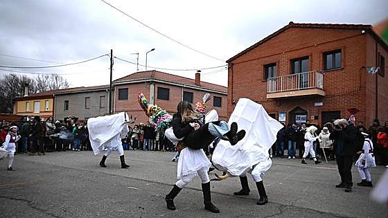 Cimanes, Alcoba y Velilla hacen honor a sus tradicionales antruejos