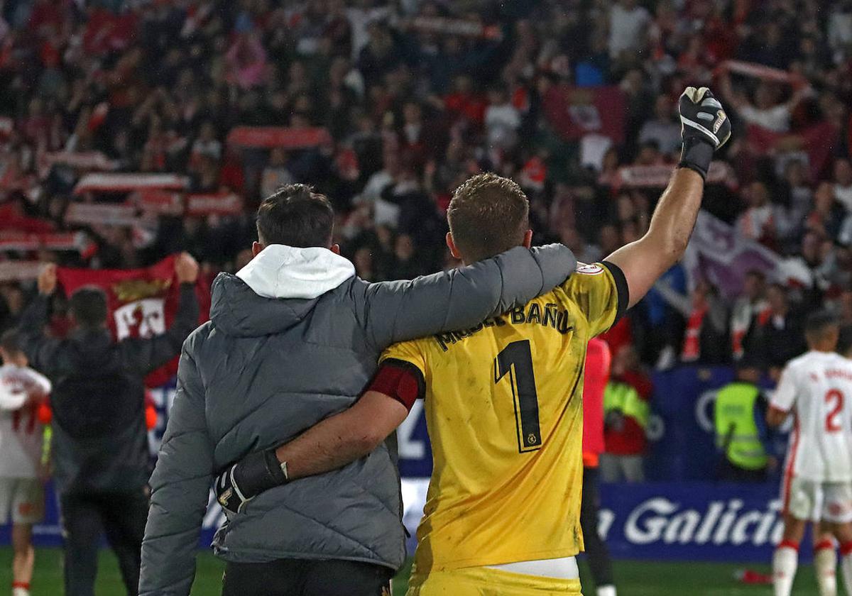 Bañuz festeja con la afición leonesa el triunfo en El Toralín.