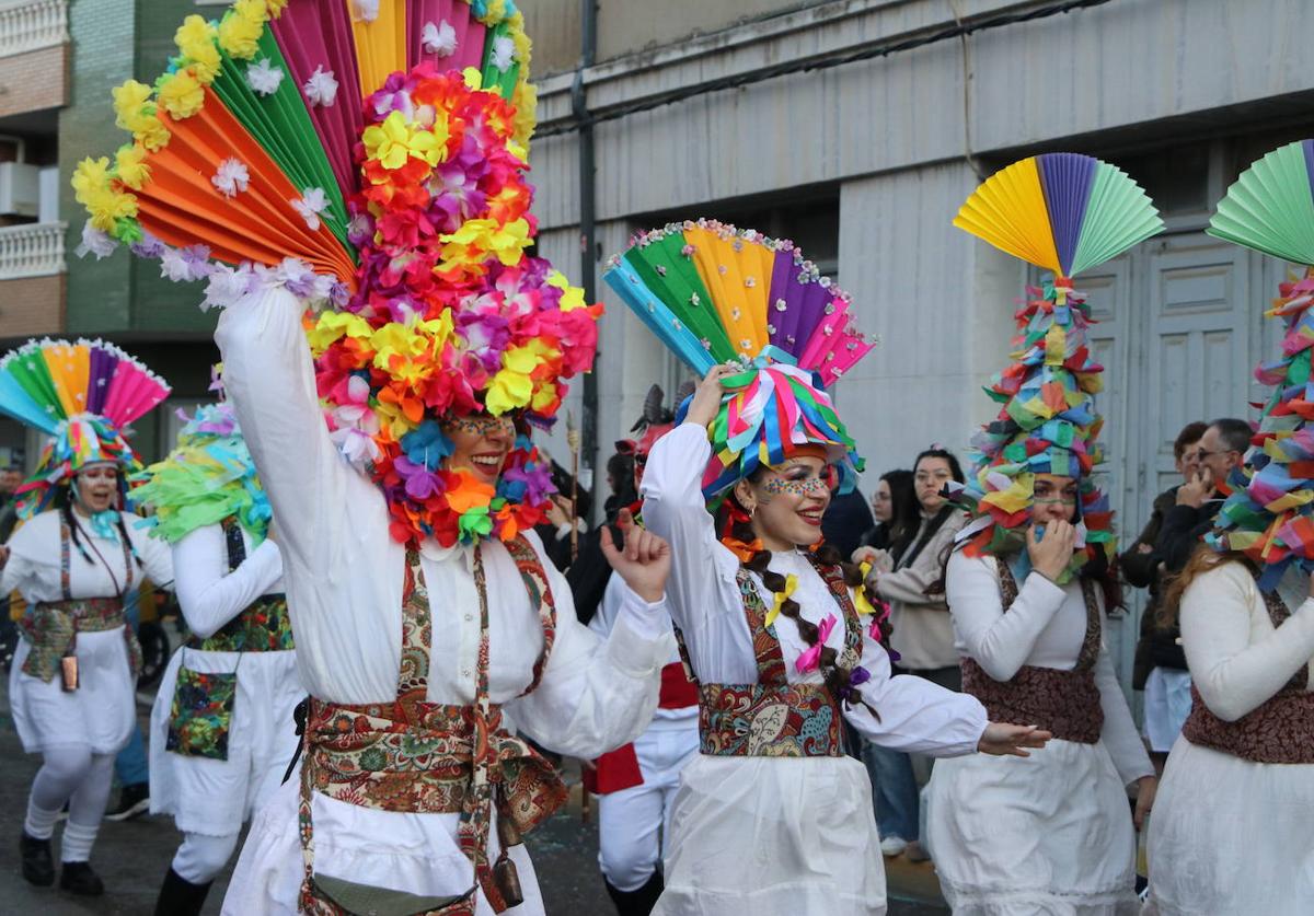 Imagen principal - Desfile de carnaval de La Bañeza