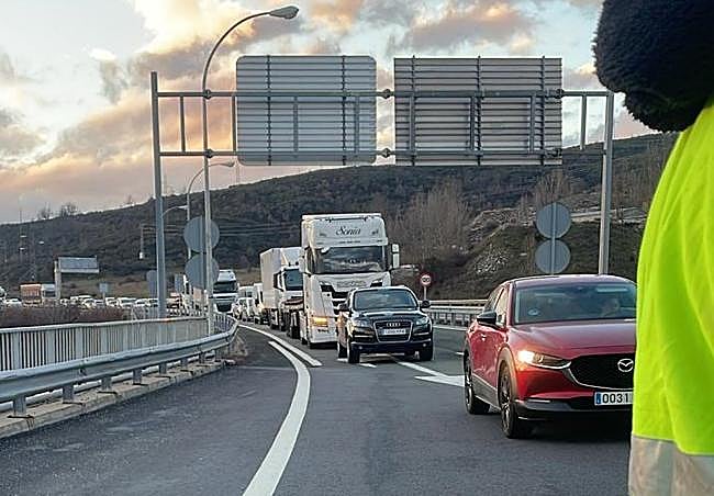 Retenciones en la AP-66 tras el corte de la vía por las protestas.