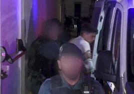 Agentes de la Guardia Civil trasladan desde el juzgado de Barbate a la prisión Puerto II a los detenidos.