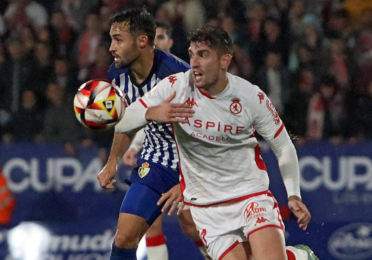 Escudero y Leal pugnan por un balón en el partido de ida.