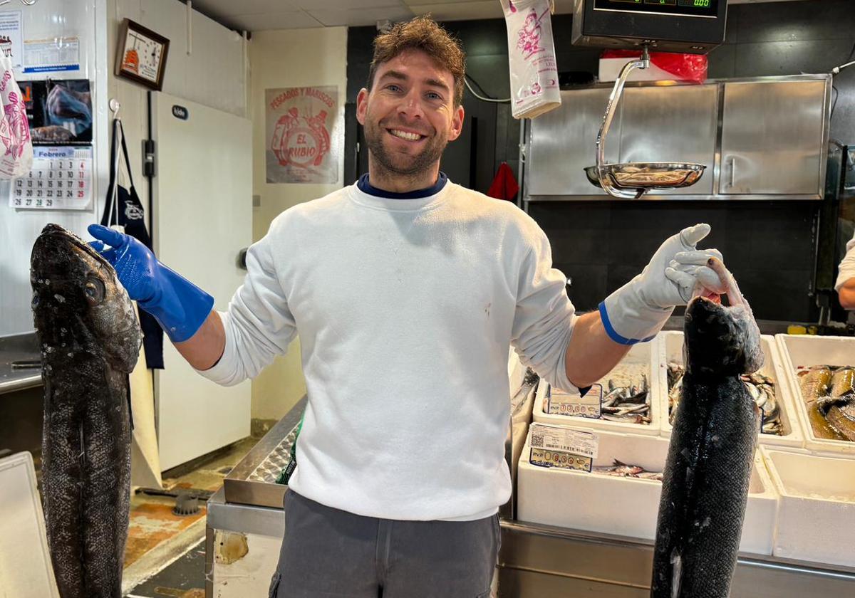 Sergio Fernández con un pescado blanco y un pescado azul.