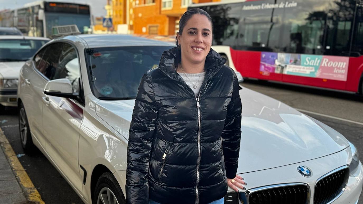 Anaís Hernandez con su taxi.