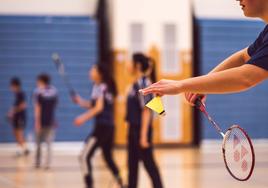 Una jugadora dispuesta a realizar un saque de bádminton.