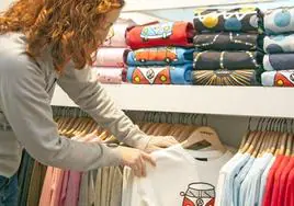 Los precios del mercado textil y de calzado cayeron casi un 13% en León en el último mes.