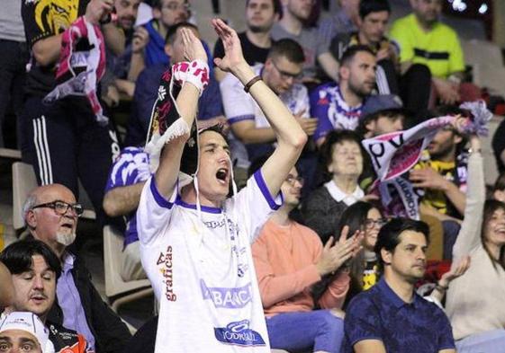 La afición del Abanca Ademar durante un partido en el Palacio de los Deportes.