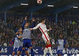 Un momento del derbi de la primera vuelta.