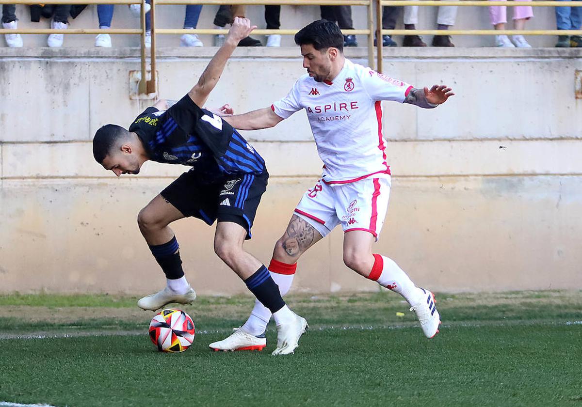 Martín pugna por n balón con Lancho.