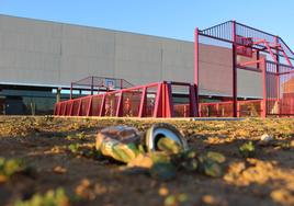 Una lata de cerveza a escasos metros de la cancha de fútbol