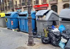 Contenedores de basura en las calles de León.