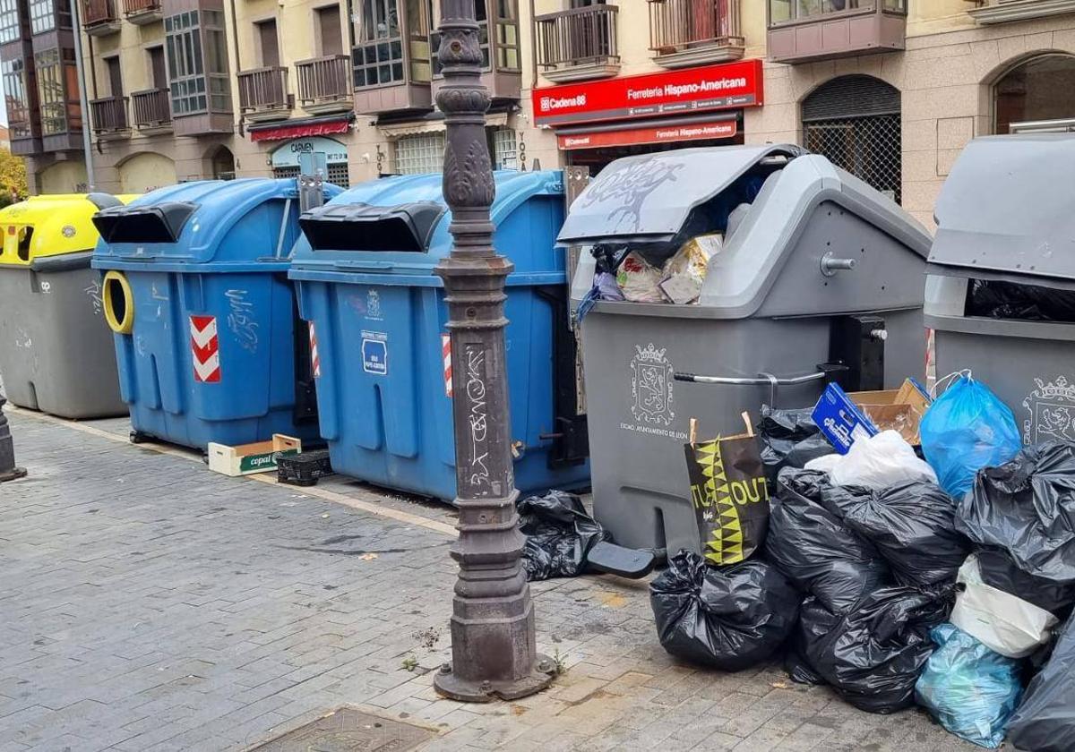 Contenedores de basura en las calles de León.