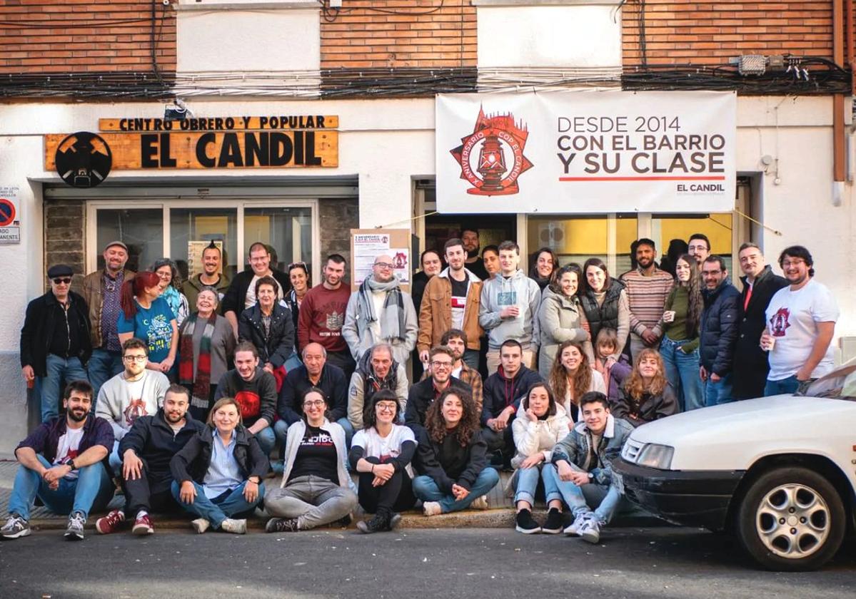 Miembros del Candil celebran el décimo aniversario a las puertas de este centro obrero y popular.