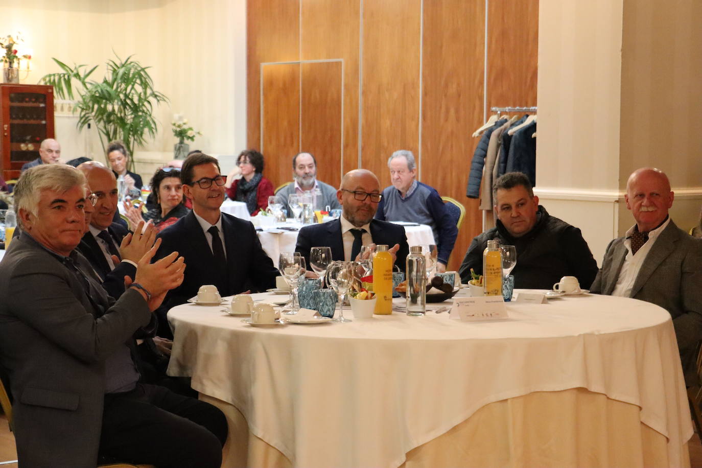 Mesa presidencial del Foro de Liderazgo de leonoticias.