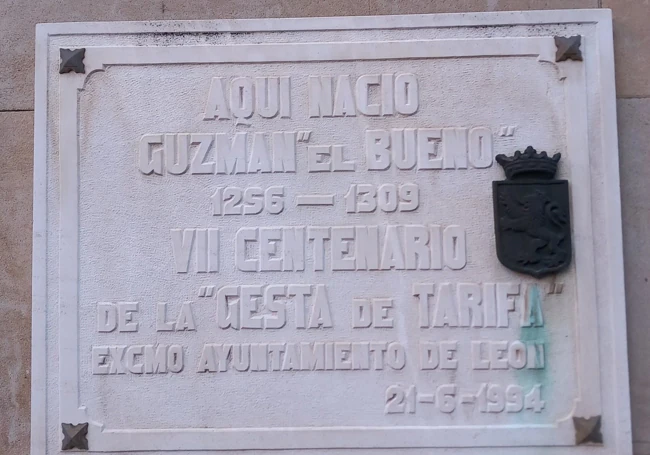Placa a Guzmán el Bueno en Calle del Cid. León.