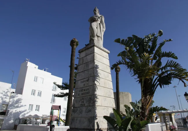 Estatua de Guzmán el Bueno en Tarifa, de 1960.