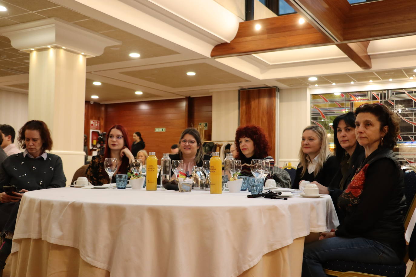 Inmaculada Gutiérrez (leonoticias), Andrea Gutiérrez (Fundación Monteleón), Virginia Martínez (coach nutricional Virginia Martínez), Camino Fernández (Charada), Gemma García (Galería Escuela Cinabrio), Ana María Fernández (alcaldesa San Andrés del Rabanedo) y M. Elena Ballesteros (psicóloga epap)