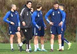 Íñigo Vélez, entrenador de la Deportiva, en un entrenamiento.