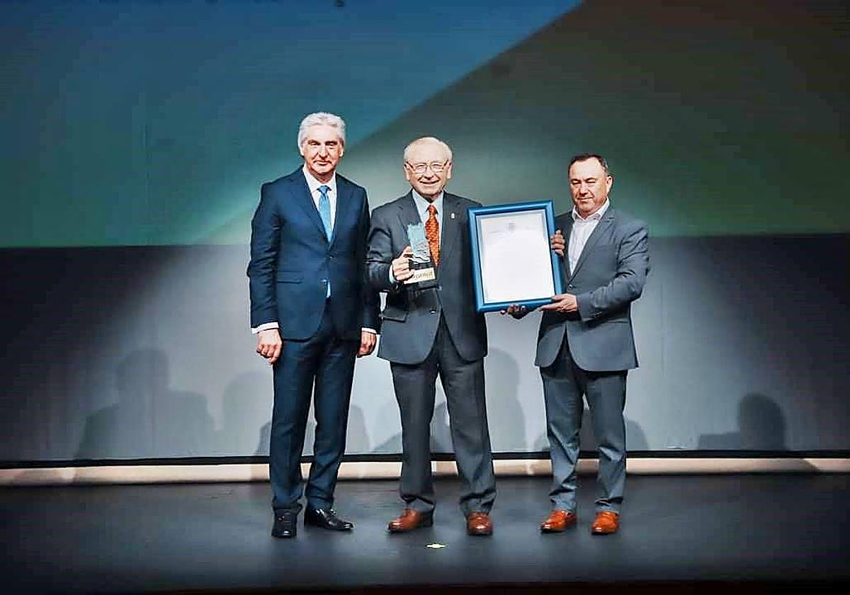 Martín Manceñido recibe el reconocimiento.