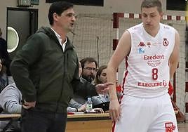 El entrenador de la Cultural, Luis Castillo, junto a Miguel Domínguez.