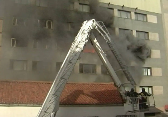 Imagen de archivo del incendio del Ayuntamiento de León en 2012.