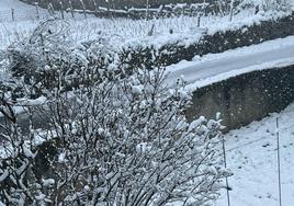 Un nuevo temporal vuelve a teñir de blanco las zonas montañosas de la provincia, que está en alerta amarilla por nevadas