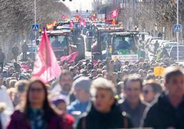 En primer plano los representantes de las Opas encabezan la manifestación.