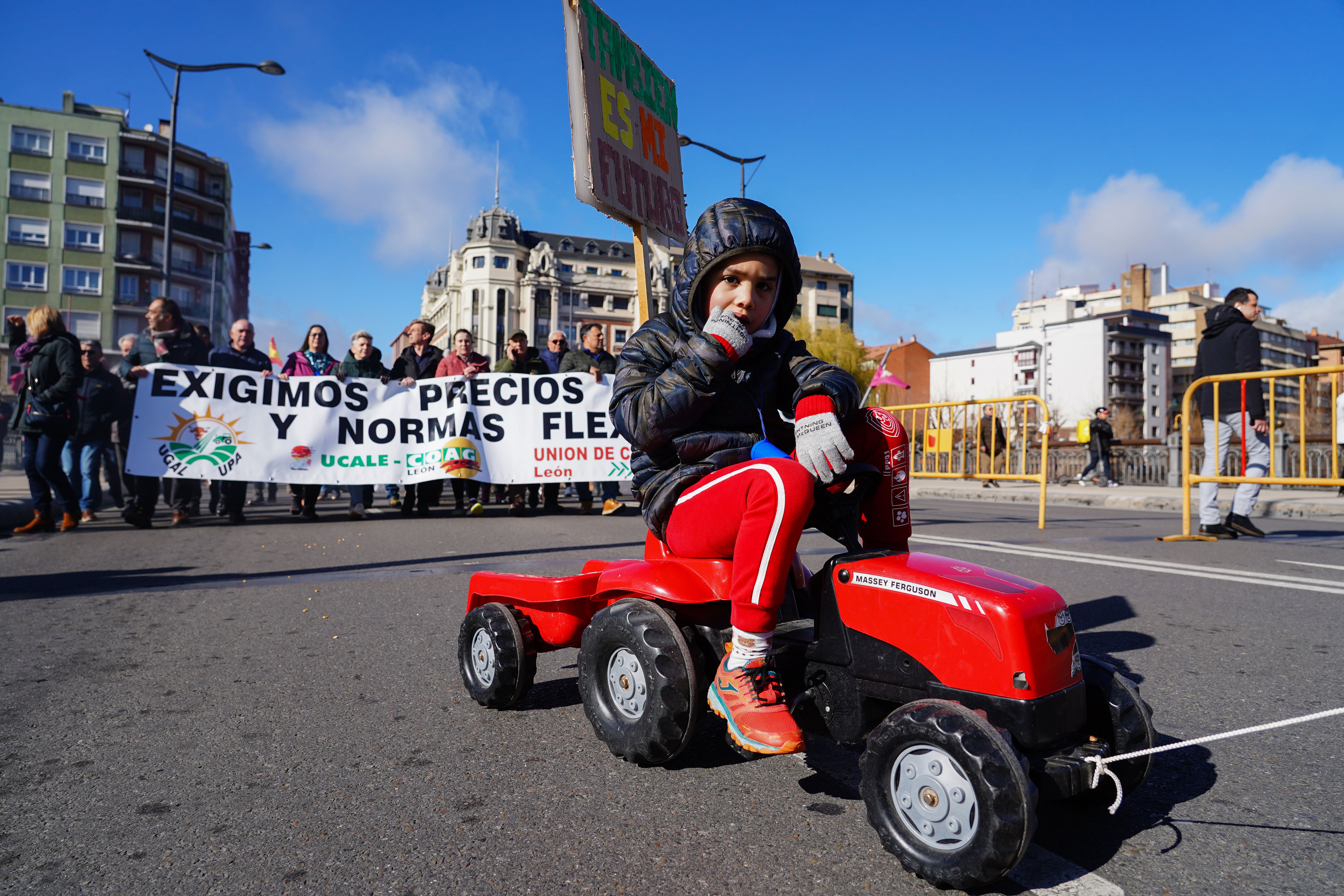 Todas las imágenes de la tractorada de las Opas