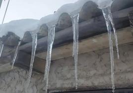 Imagen de archivo de hielo en el tejado.