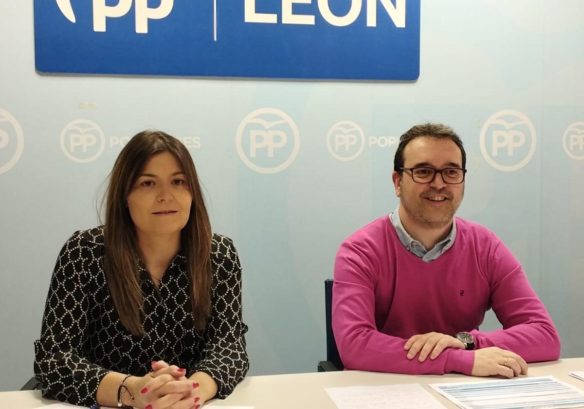 Los procuradores del PP por León, Beatriz Coelho y Ricardo Gavilanes.