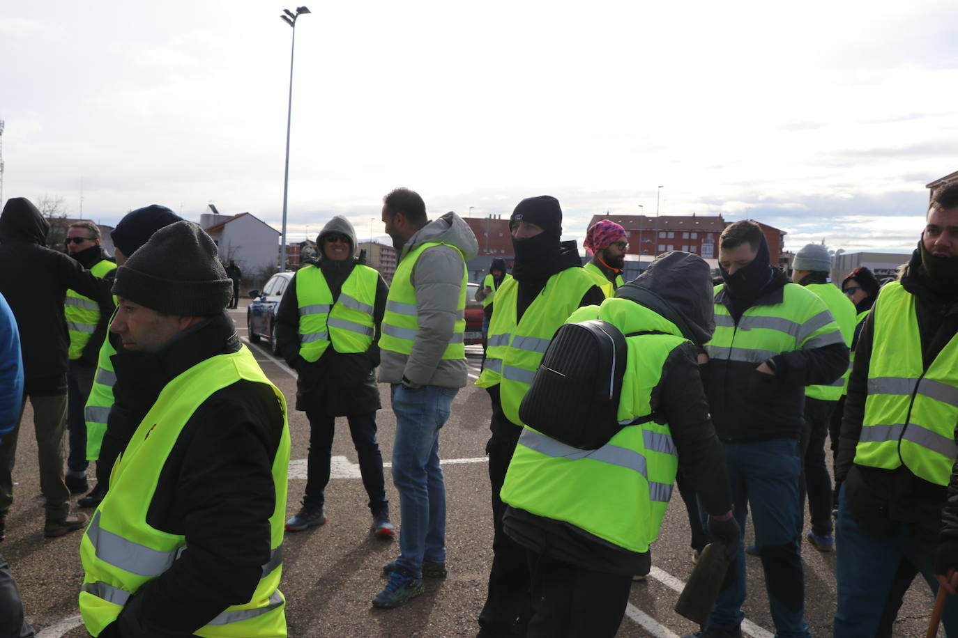 Los trabajadores del campo tiran productos extranjeros en las calles de La Bañeza.