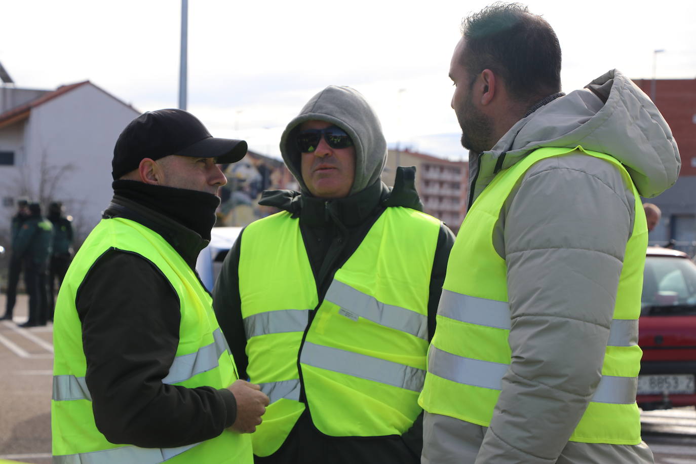 Los trabajadores del campo tiran productos extranjeros en las calles de La Bañeza.