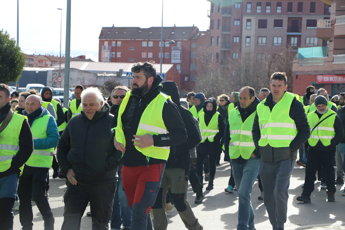 Los trabajadores del campo tiran productos extranjeros en las calles de La Bañeza.