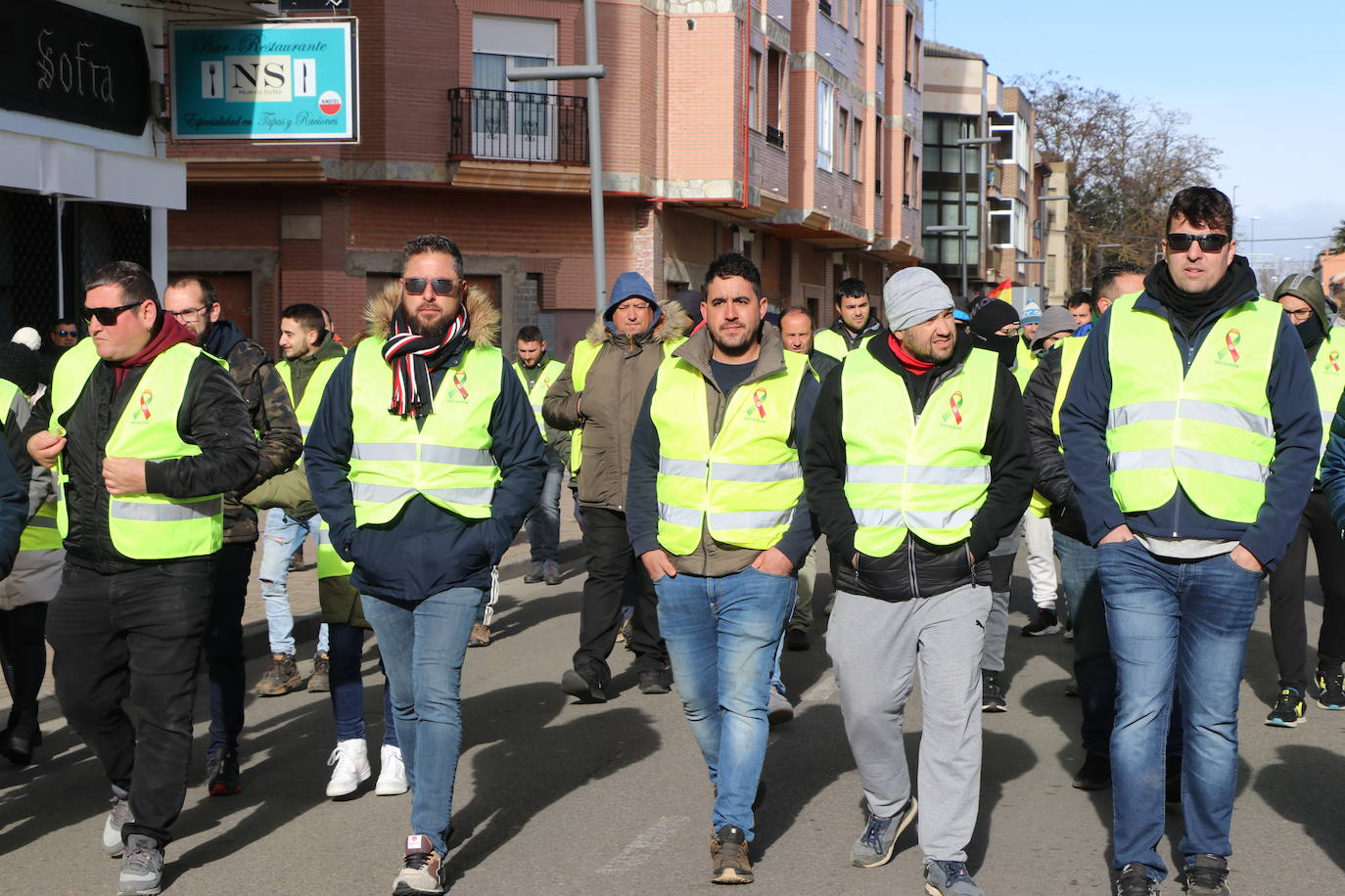 Los trabajadores del campo tiran productos extranjeros en las calles de La Bañeza.