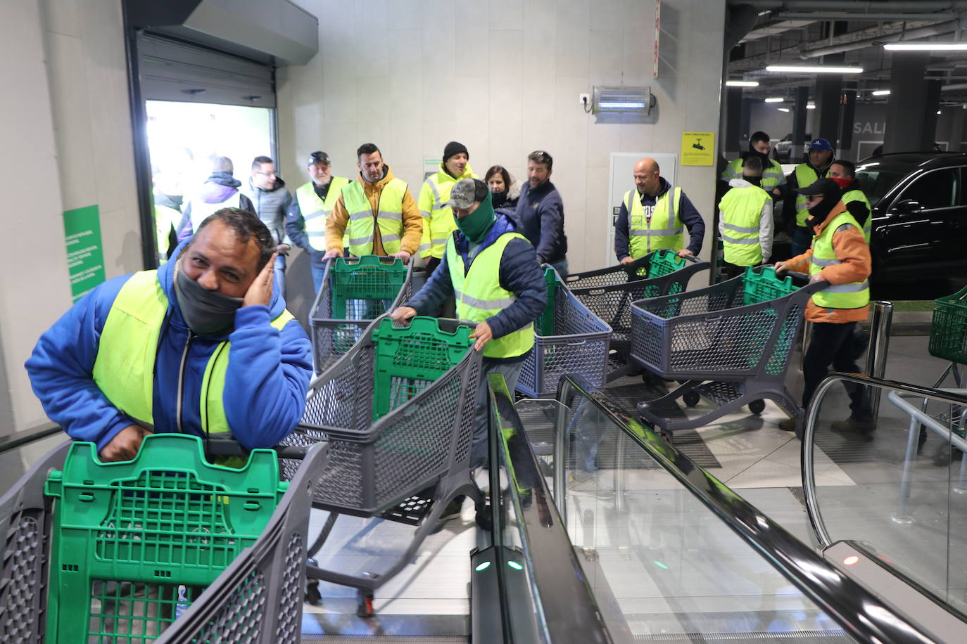 Los trabajadores del campo tiran productos extranjeros en las calles de La Bañeza.