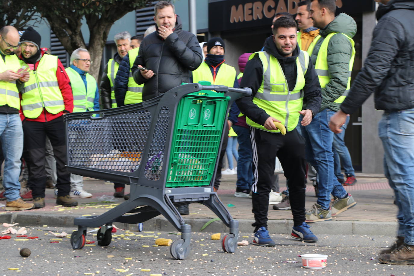 Los trabajadores del campo tiran productos extranjeros en las calles de La Bañeza.