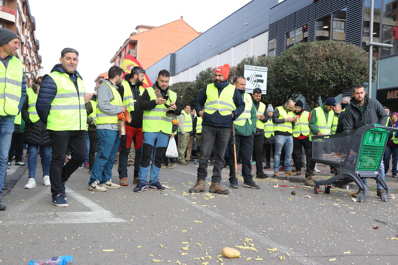 Los trabajadores del campo tiran productos extranjeros en las calles de La Bañeza.