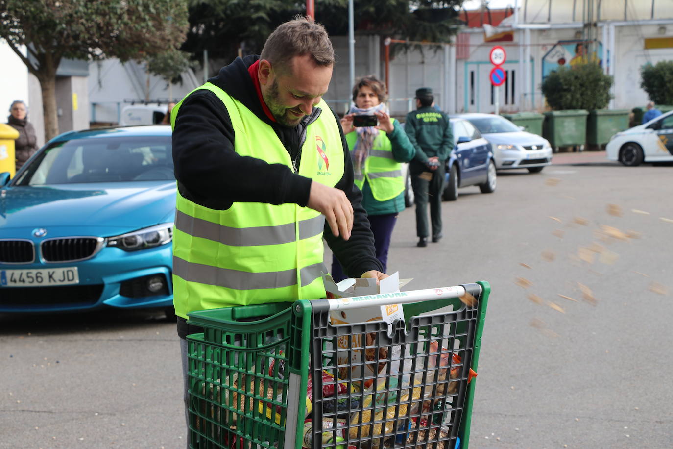 Los trabajadores del campo tiran productos extranjeros en las calles de La Bañeza.