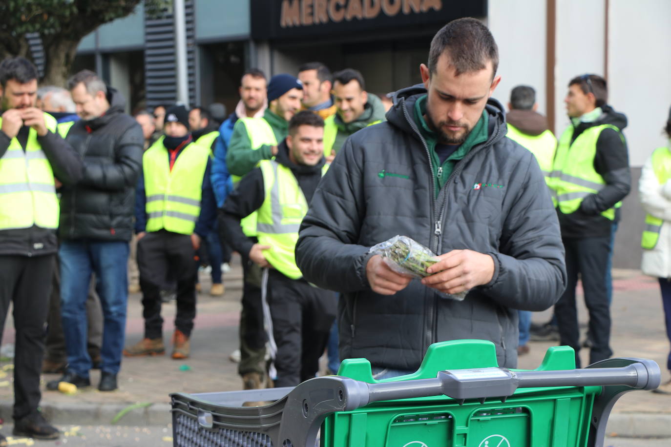 Los trabajadores del campo tiran productos extranjeros en las calles de La Bañeza.