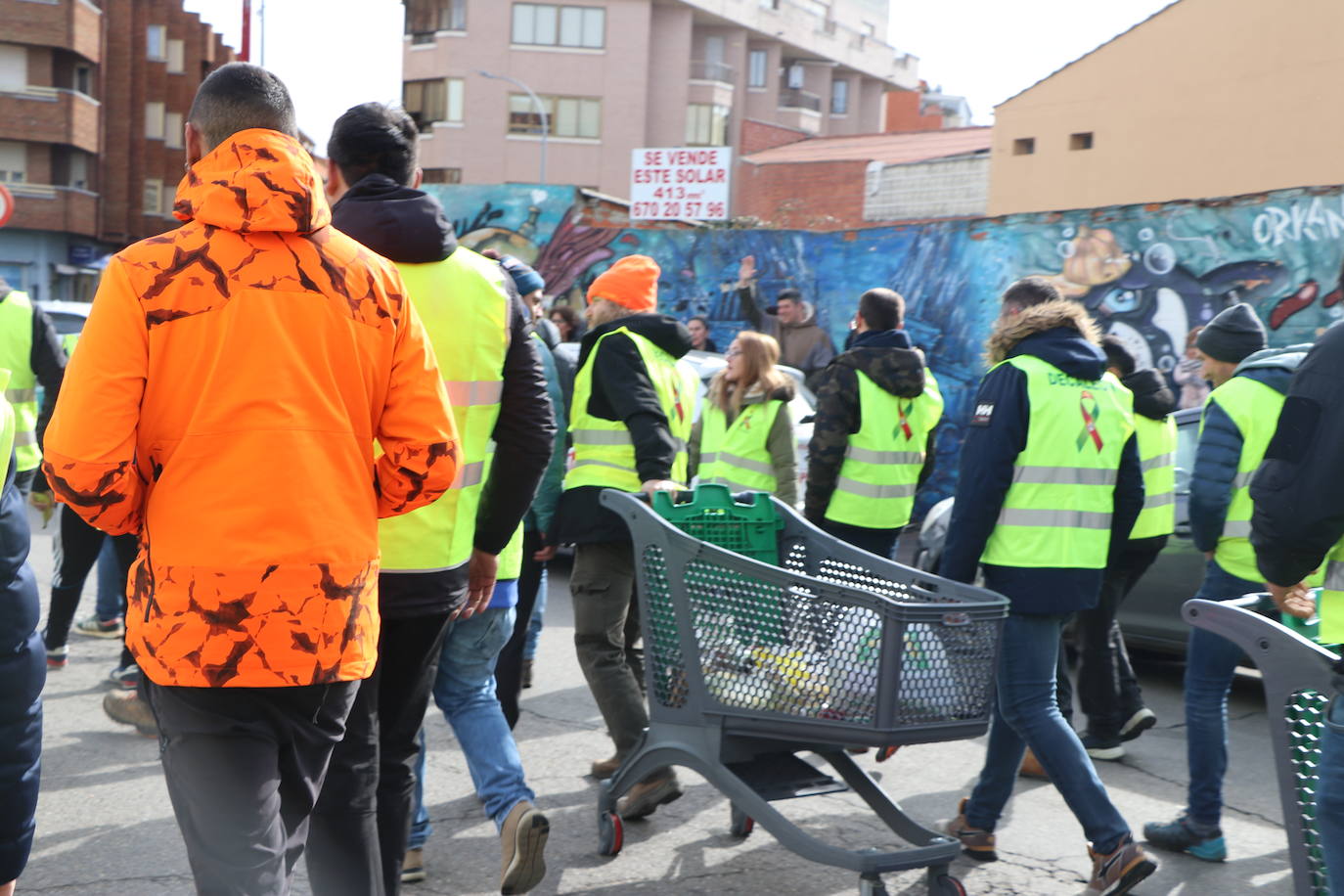 Los trabajadores del campo tiran productos extranjeros en las calles de La Bañeza.