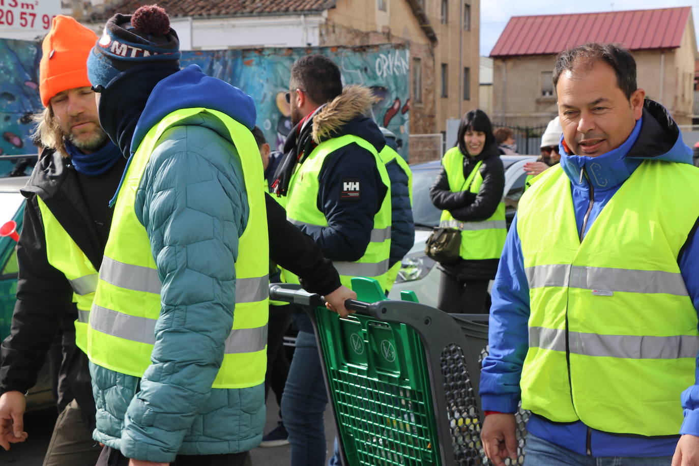 Los trabajadores del campo tiran productos extranjeros en las calles de La Bañeza.