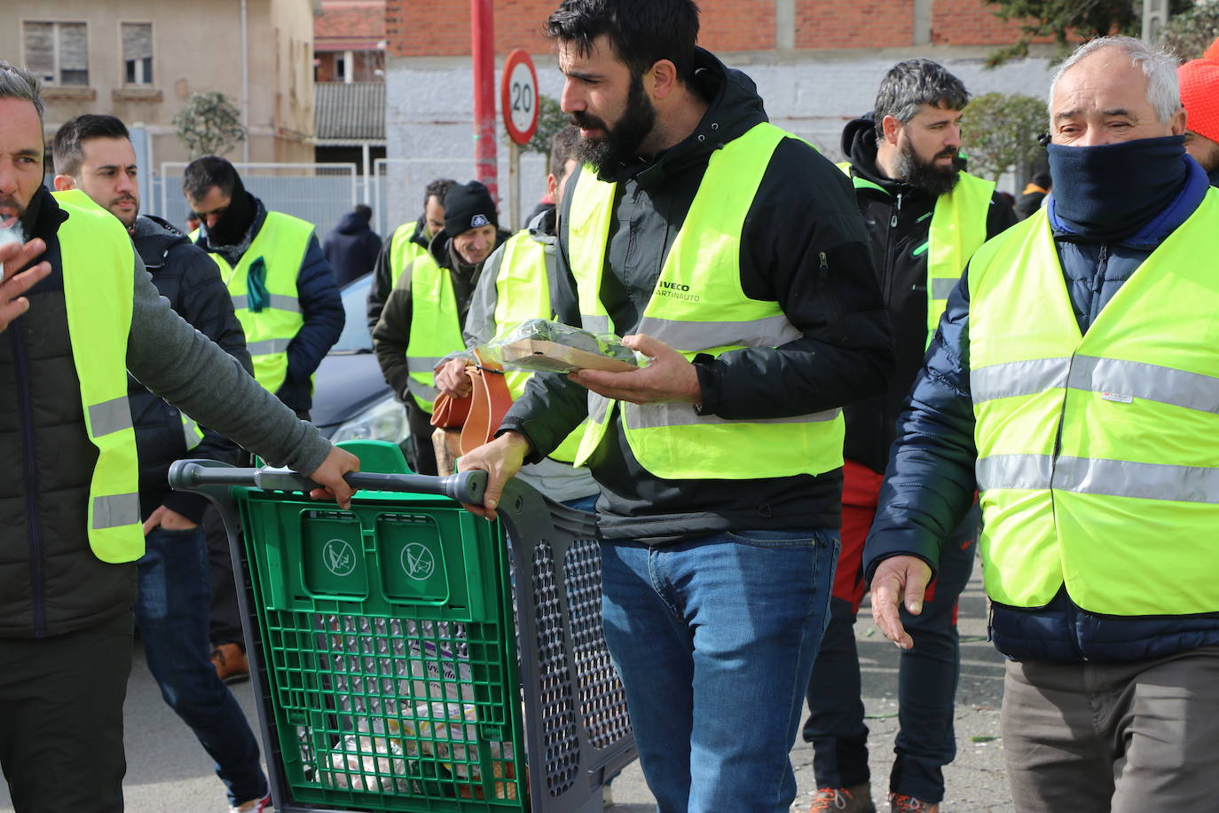 Los trabajadores del campo tiran productos extranjeros en las calles de La Bañeza.