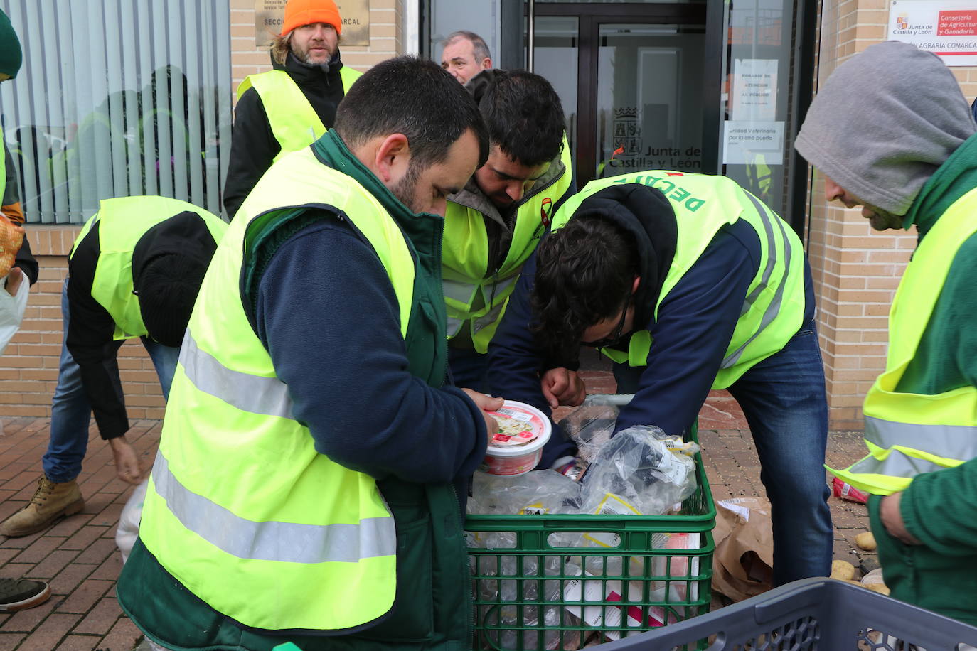 Los trabajadores del campo tiran productos extranjeros en las calles de La Bañeza.